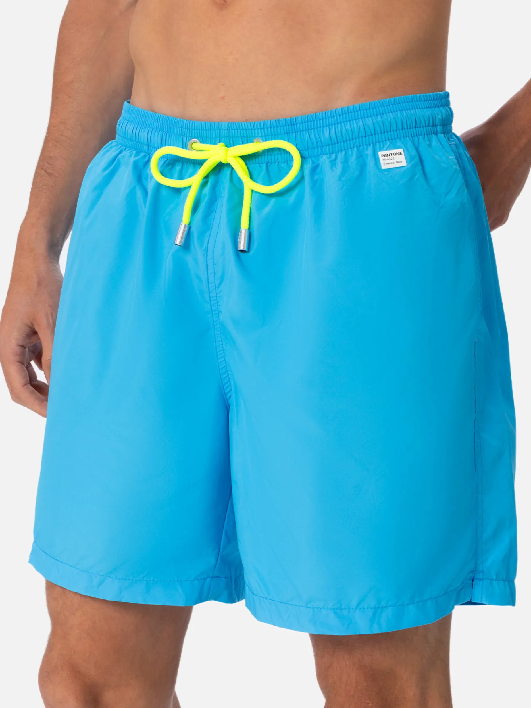 Aquablaue Badeshorts für Herren aus leichtem Stoff Lighting Pantone | PANTONE-SONDERAUSGABE