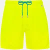Badeshorts für Herren aus leichtem Stoff in Neongelb Lighting Pantone | PANTONE® SPECIAL EDITION