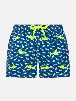 Badeshorts für Jungen aus leichtem Stoff von Jean Lighting mit aufgestickten Haien