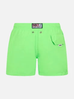 Badeshorts für Jungen aus leichtem Stoff in Neongrün von Jean Lighting Pantone | PANTONE-SONDERAUSGABE