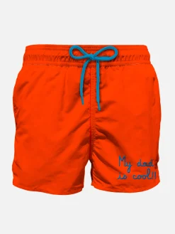 Badeshorts für Jungen mit der Stickerei „My Dad is Cool“.
