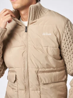 Beige wattierte Herrenjacke mit gestrickten Flechtärmeln
