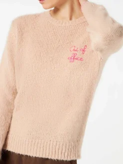 Beigefarbener, gebürsteter Damenpullover mit Stickerei