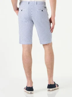 Blau gestreifte Bermudashorts