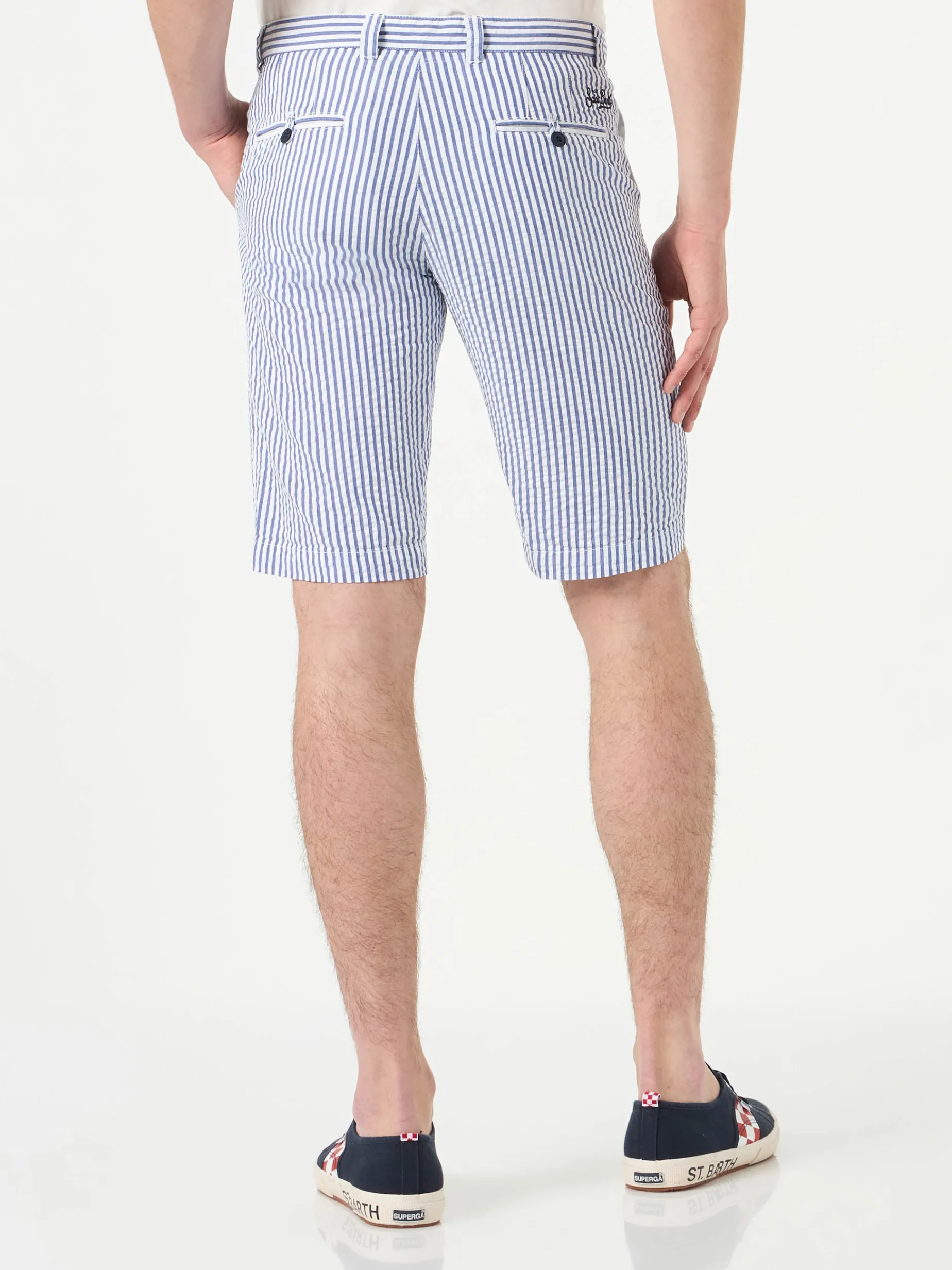 Blau gestreifte Bermudashorts