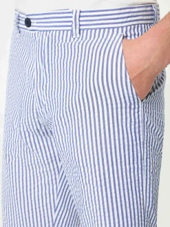 Blau gestreifte Bermudashorts
