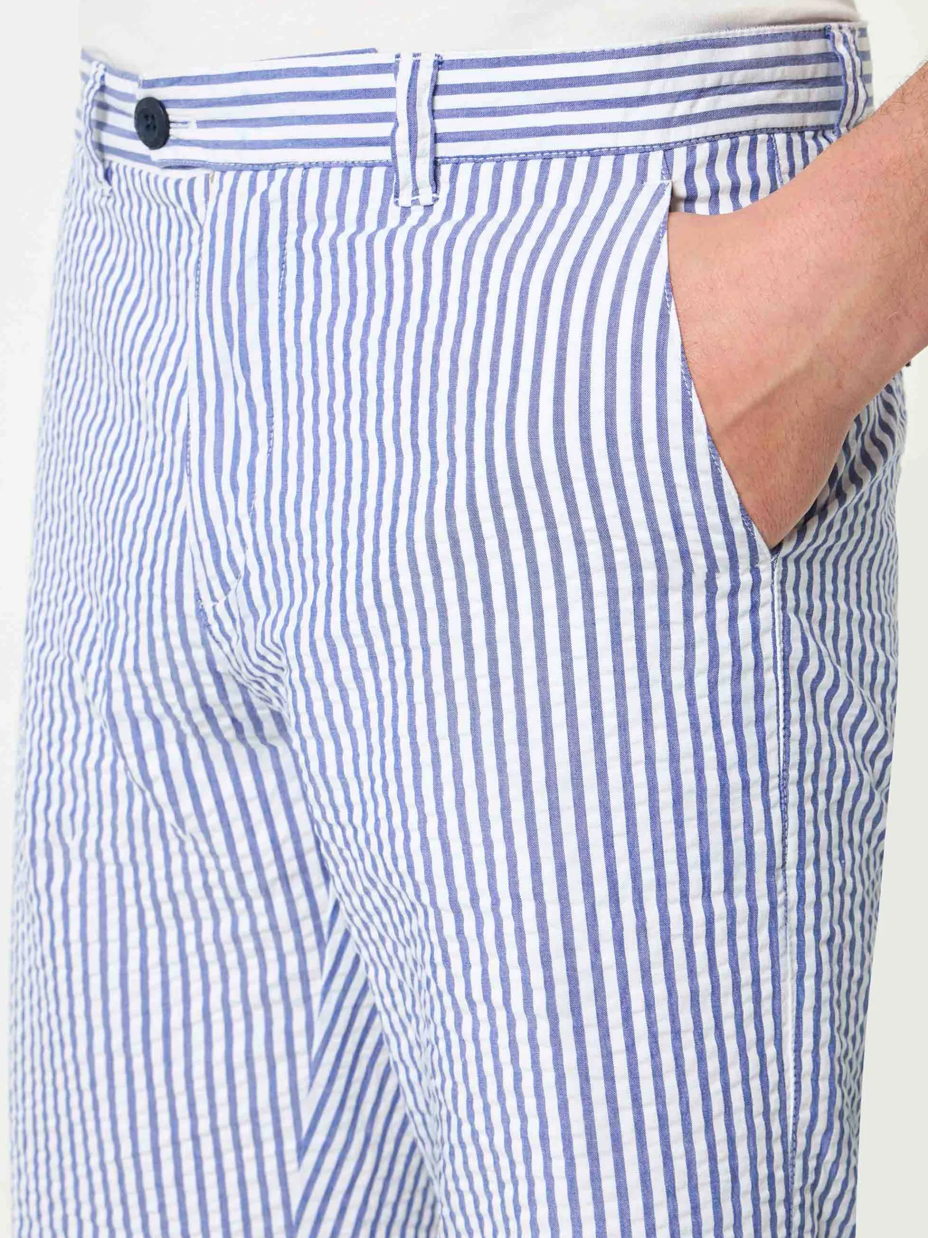 Blau gestreifte Bermudashorts