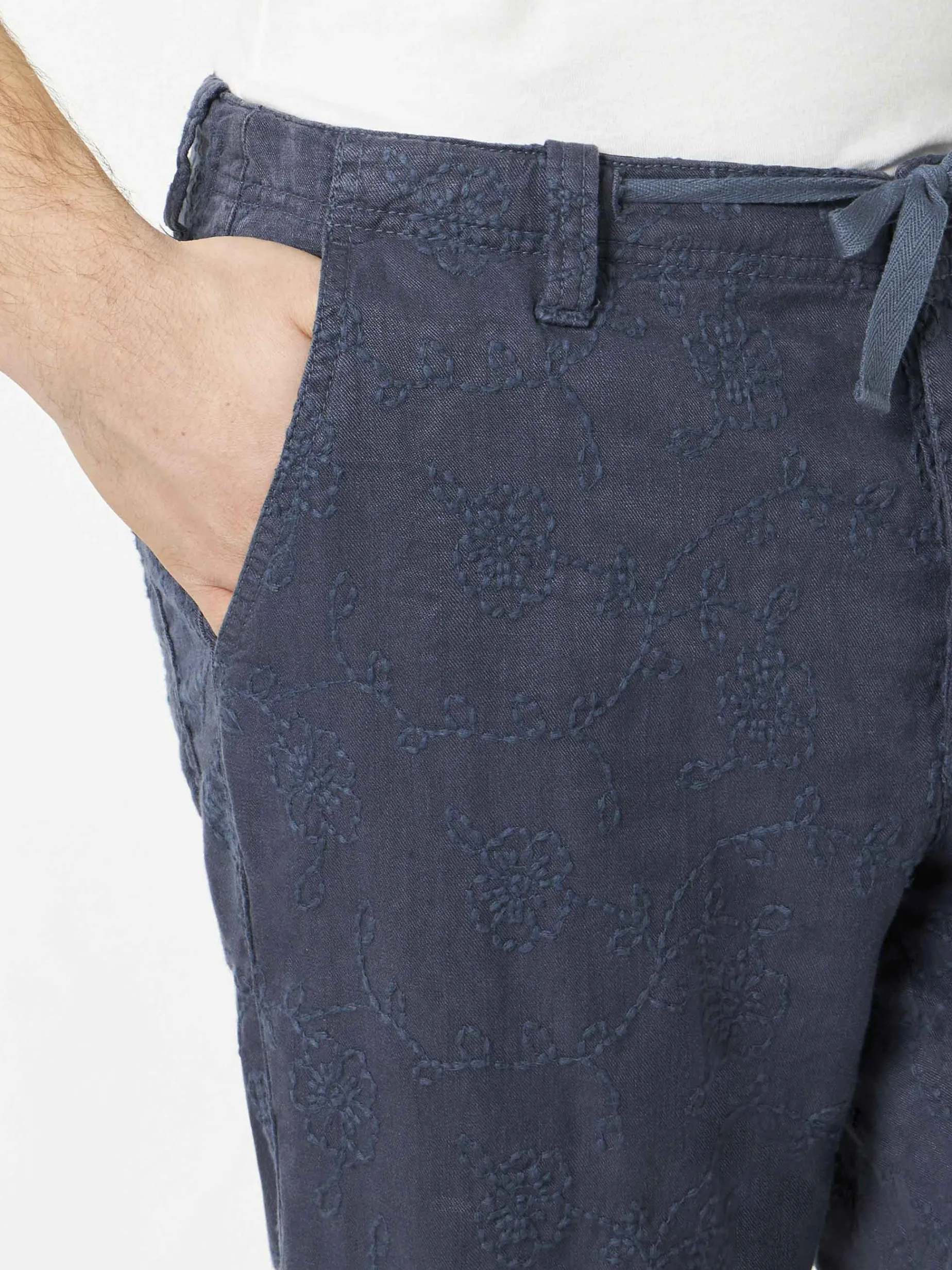 Blaue bestickte Bermudashorts