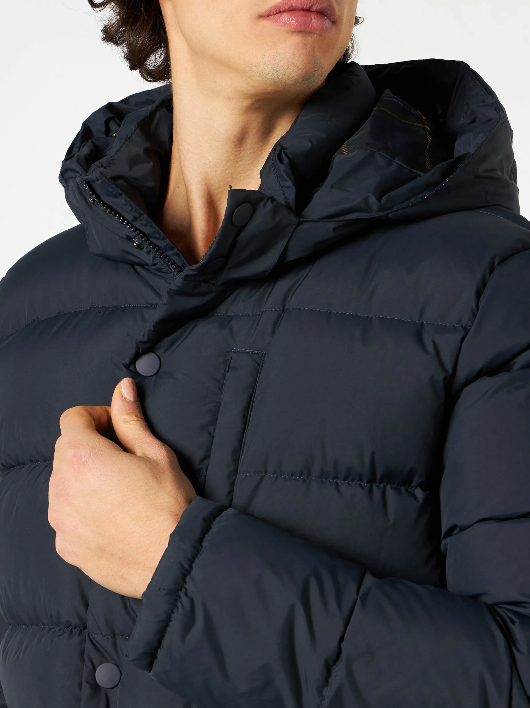 Blaue Daunenjacke mit Kapuze