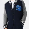 Blaue Strickbomberjacke im College-Stil