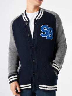 Blaue Strickbomberjacke im College-Stil