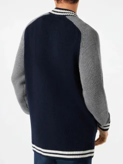 Blaue Strickbomberjacke im College-Stil