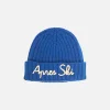 Blauer Damenhut mit weißer Stickerei