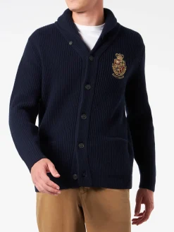 Blauer, gerippter Herren-Cardigan mit Schalkragen, Taschen und Aufnäher