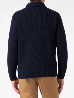Blauer, gerippter Herren-Cardigan mit Schalkragen, Taschen und Aufnäher