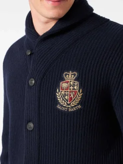 Blauer, gerippter Herren-Cardigan mit Schalkragen, Taschen und Aufnäher