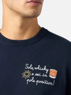 Blauer Herrenpullover Heron Light mit Stickerei „Sole, Whisky e sei in Pole Position!“ | VACANZE DI NATALE SONDEREDITION