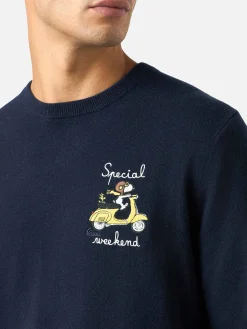 Blauer Herrenpullover Heron mit Snoopy-Stickerei fürs Wochenende | SNOOPY PEANUTS SPECIAL EDITION