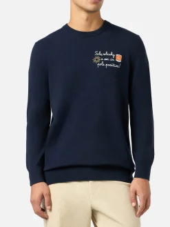 Blauer Herrenpullover Heron Light mit Stickerei „Sole, Whisky e sei in Pole Position!“ | VACANZE DI NATALE SONDEREDITION