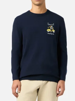 Blauer Herrenpullover Heron mit Snoopy-Stickerei fürs Wochenende | SNOOPY PEANUTS SPECIAL EDITION