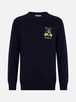 Blauer Herrenpullover Heron mit Snoopy-Stickerei fürs Wochenende | SNOOPY PEANUTS SPECIAL EDITION