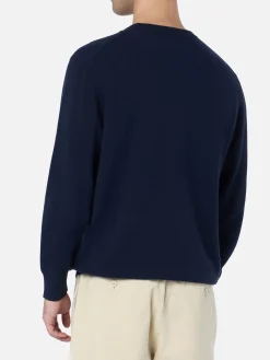 Blauer Pullover für Herren Heron mit Snoopy Padel Mini-Stickerei | SNOOPY PEANUTS SPECIAL EDITION