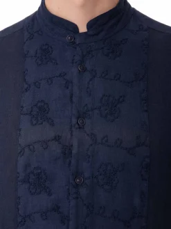 Blaues Herren-Leinenhemd mit Blumenstickerei