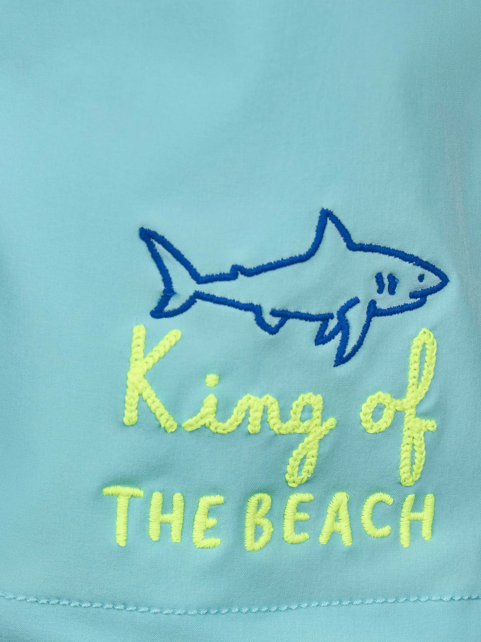 Boy Comfort Badeshorts mit „King of the Beach“-Stickerei