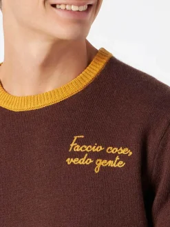 Brauner Herrenpullover mit Faccio-Cose- und Vedo-Gente-Stickerei