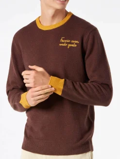 Brauner Herrenpullover mit Faccio-Cose- und Vedo-Gente-Stickerei