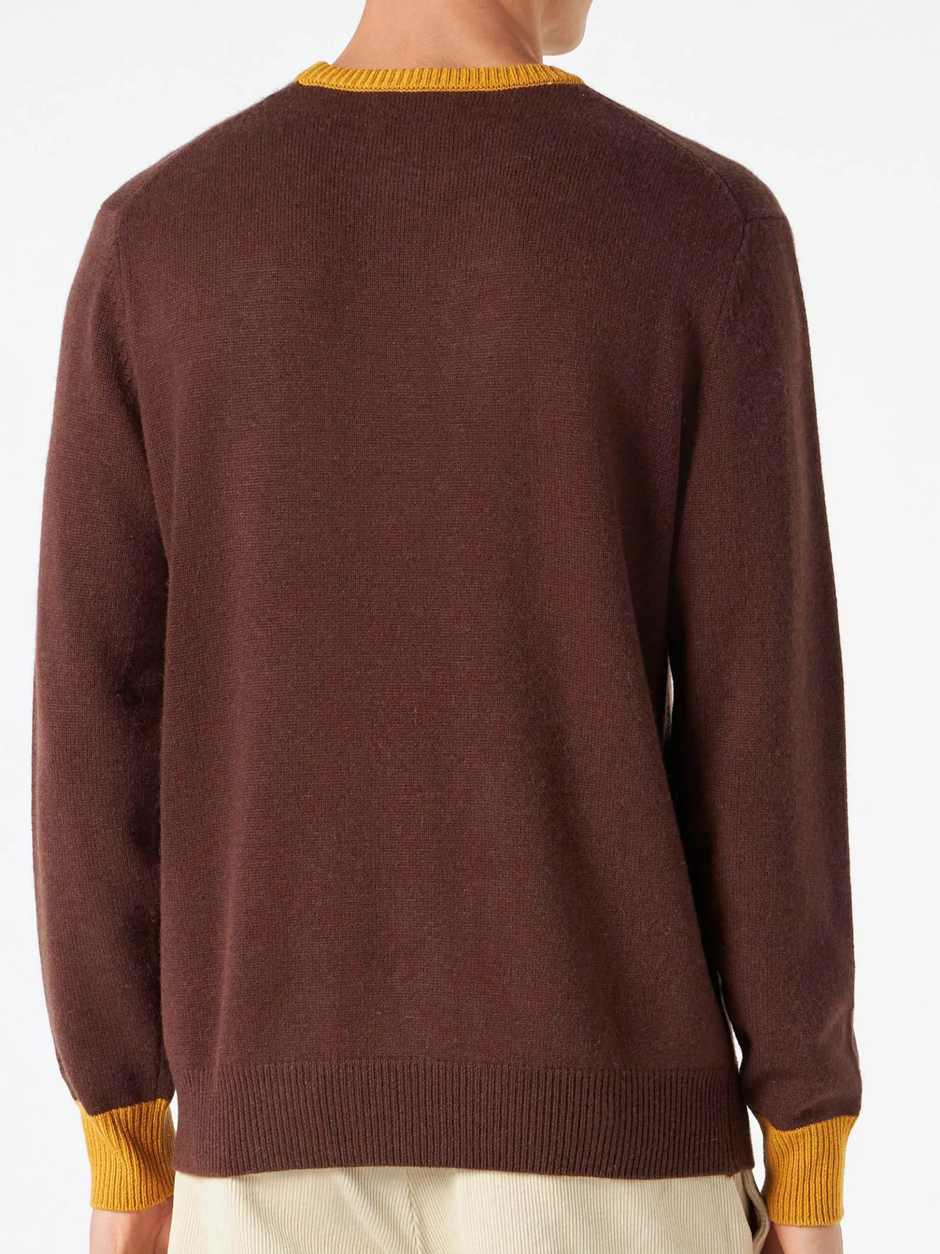 Brauner Herrenpullover mit Faccio-Cose- und Vedo-Gente-Stickerei