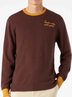 Brauner Herrenpullover mit Faccio-Cose- und Vedo-Gente-Stickerei