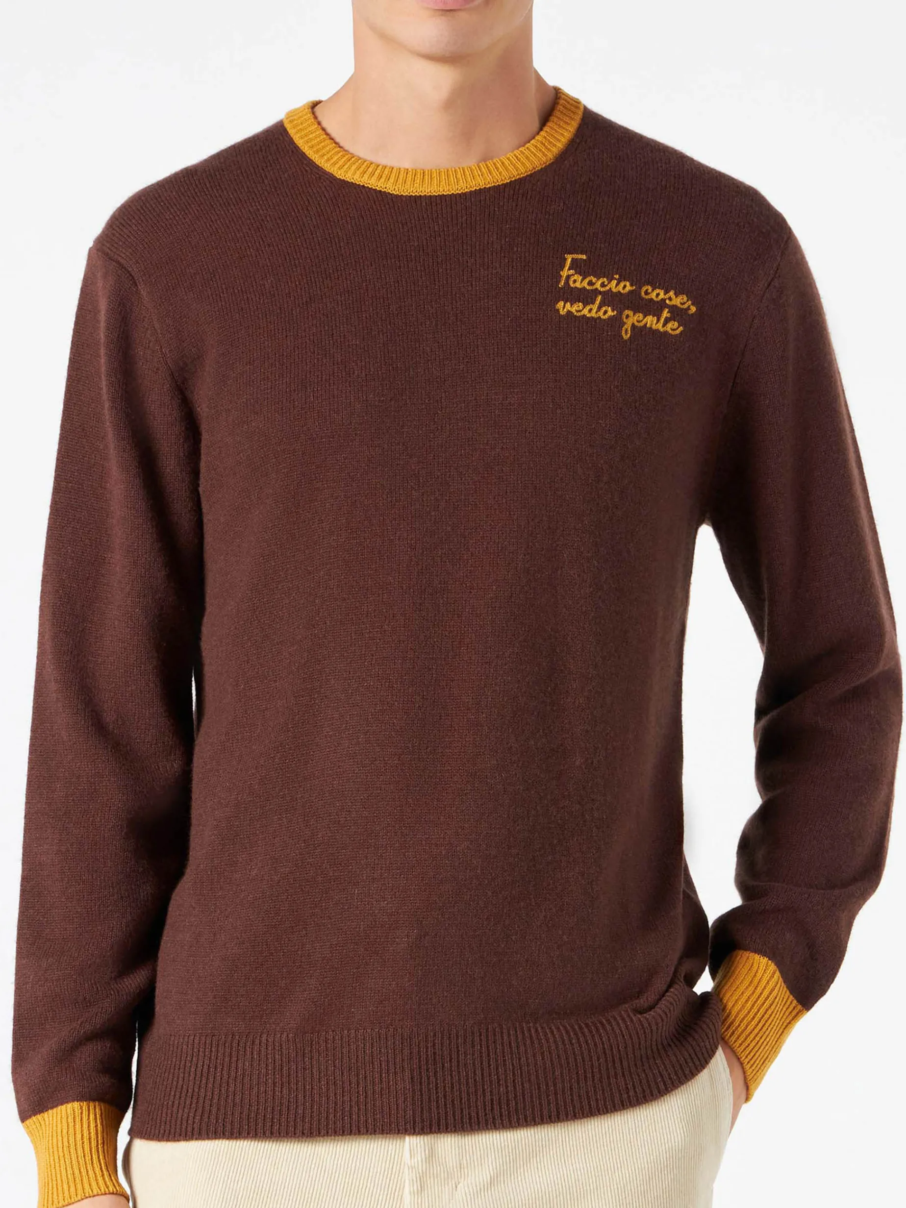 Brauner Herrenpullover mit Faccio-Cose- und Vedo-Gente-Stickerei