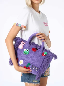 Colette – weiche Handtasche aus violettem Frottee mit mehreren Patches | BEEPY BELLA SPECIAL EDITION