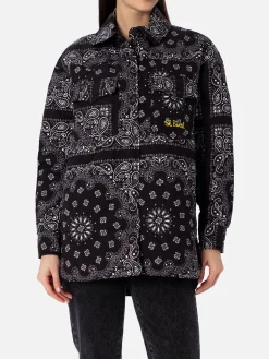 Damenjacke mit schwarzem Bandanna-Print