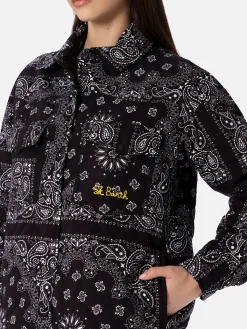 Damenjacke mit schwarzem Bandanna-Print