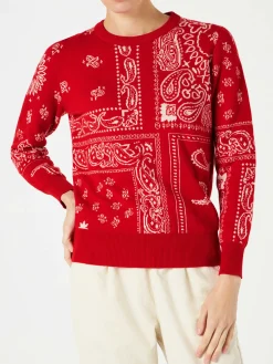 Damenpullover mit rotem Bandana-Print