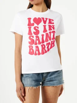 Damen-T-Shirt aus Baumwolle mit dem Schriftzug „Love is in Saint Barth“.