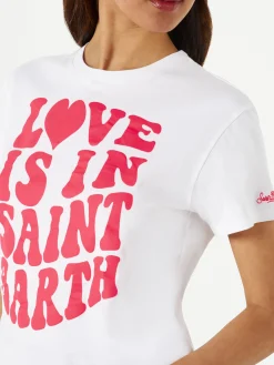 Damen-T-Shirt aus Baumwolle mit dem Schriftzug „Love is in Saint Barth“.