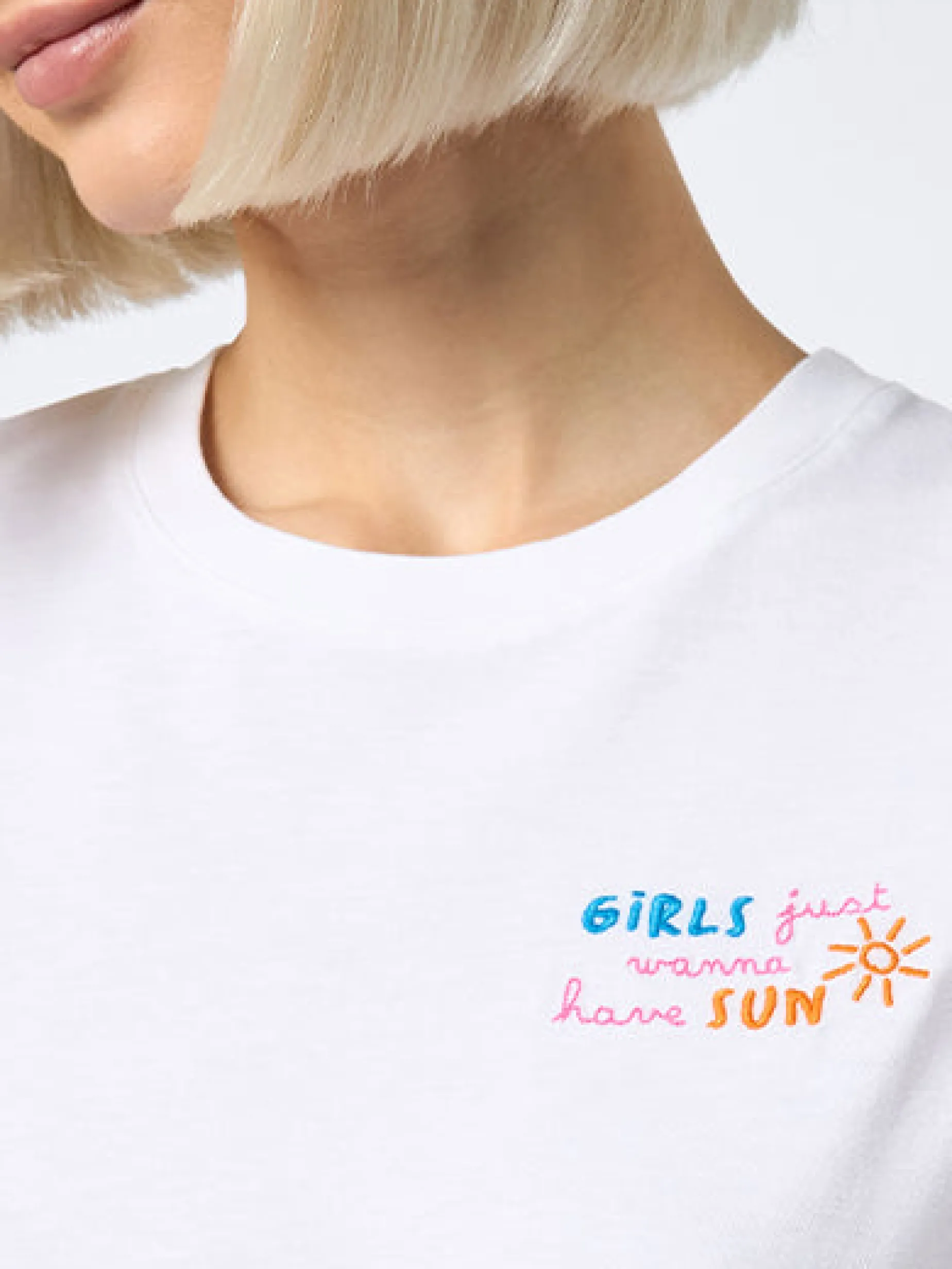 Damen-T-Shirt Emilie aus Baumwolljersey mit Rundhalsausschnitt und „Girls just wanna have Sun“-Stickerei