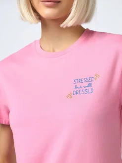 Damen-T-Shirt Emilie aus Baumwolljersey mit Rundhalsausschnitt und „Stressed but Well Dressed“-Stickerei