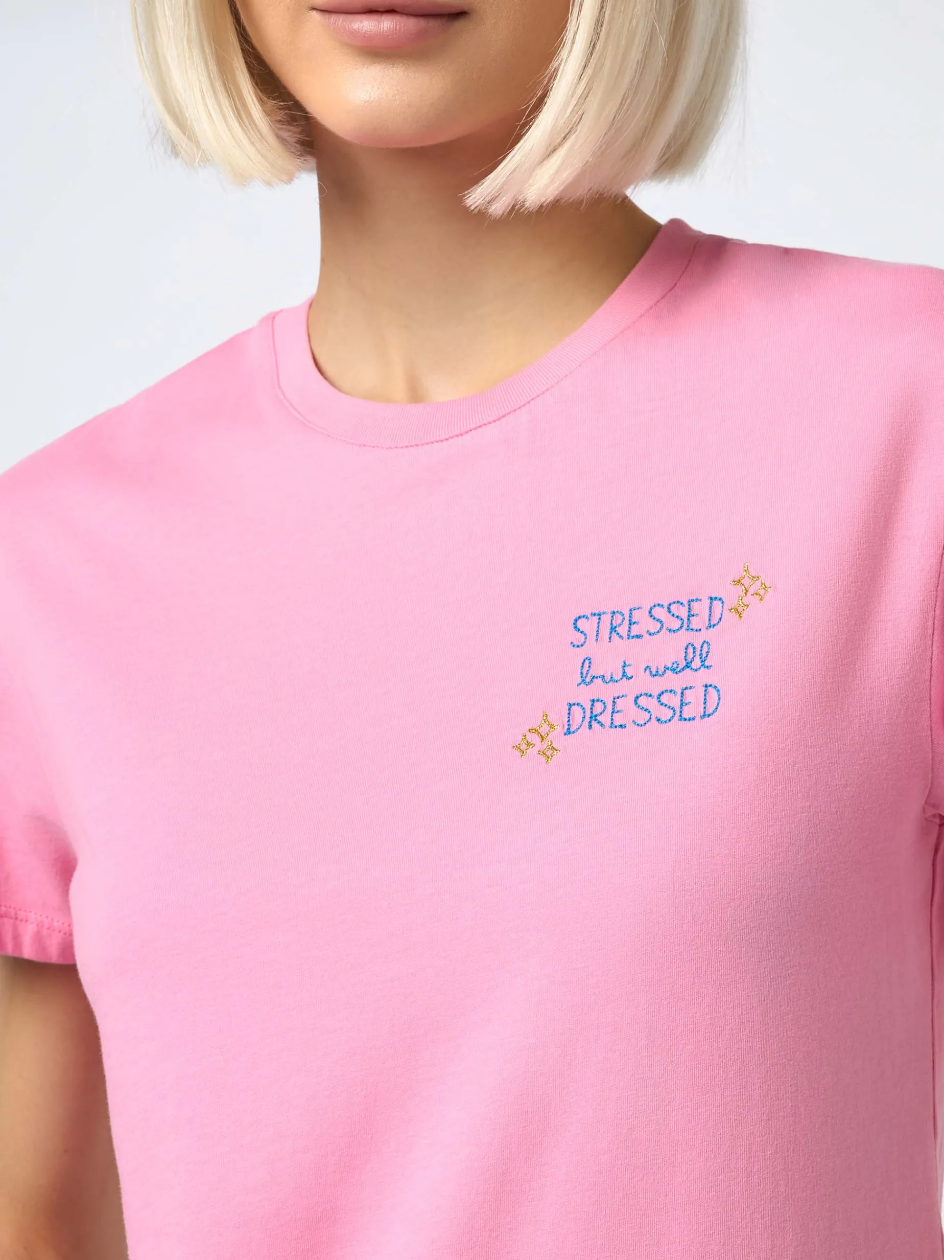 Damen-T-Shirt Emilie aus Baumwolljersey mit Rundhalsausschnitt und „Stressed but Well Dressed“-Stickerei