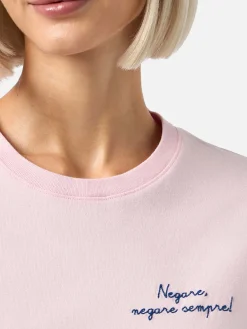 Damen-T-Shirt Emilie aus schwerer Baumwolle in Rosa mit „Vacanze negare“-Stickerei | VACANZE DI NATALE SONDERAUSGABE
