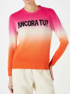 Degradé-Damenpullover in Fuchsia und Orange mit Schriftzug „Ancora tu“.