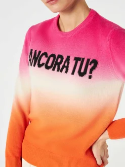 Degradé-Damenpullover in Fuchsia und Orange mit Schriftzug „Ancora tu“.