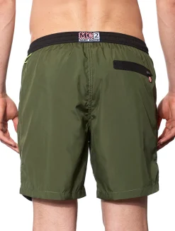 Dunkelgrüne Badeshorts aus hellem Stoff mit Reißverschluss
