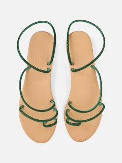 Flache Ringsandalen mit grünen Strasssteinen