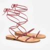 Flache Wickelsandalen mit fuchsiafarbenen Strasssteinen