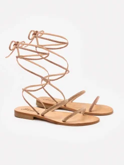 Flache Wickelsandalen mit goldenen Strasssteinen