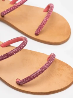 Flache Wickelsandalen mit fuchsiafarbenen Strasssteinen